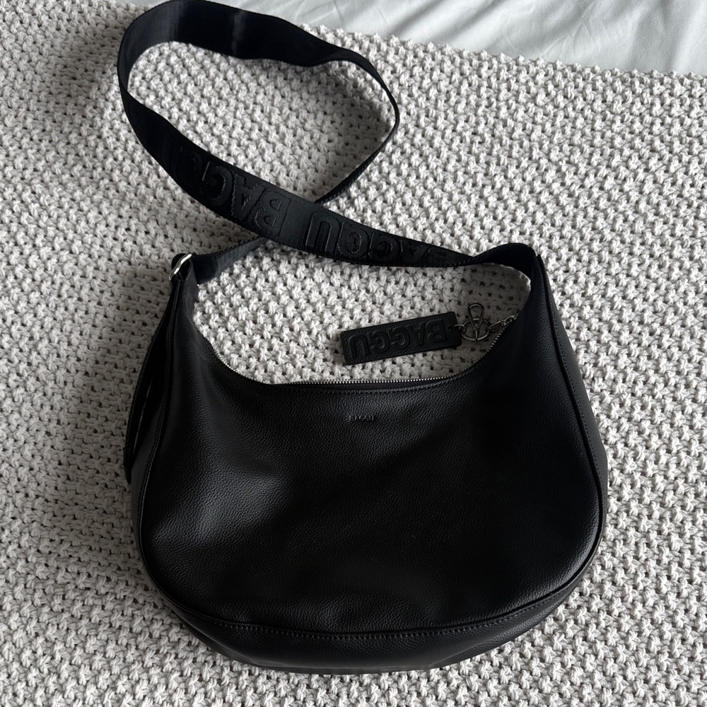 NWOT BAGGU Medium Recycled Leather Crescent Bag in Black 🖤